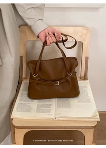Detalle del bolso tote vintage marrón con piel fruncida y correa con hebilla metálica