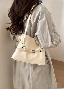 Vista de modelo de bolso tote minimalista de cuero PU blanco crema con detalle de hebilla