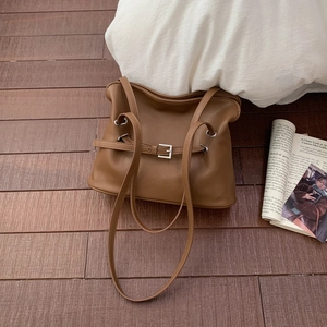 Bolso tote minimalista en cuero marrón caramelo con hebilla elegante y gran capacidad