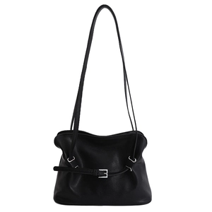 Bolso tote plisado negro minimalista con hebilla plateada sobre fondo blanco limpio