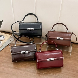 Sac À Main Bandoulière En Simili Cuir Brillant Design Rétro Fermoir Rotatif En Métal Argenté Poignée Femme Décontracté