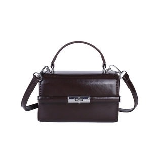Sac à main classique marron foncé en cuir synthétique brillant avec fermoir rotatif argenté