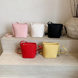 Women Litchi Grain PU Leather Bucket Bag Simple Crossbody Bag With Heart Pendant Adjustable Strap Fashion