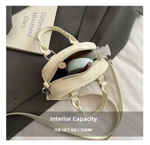 Detaillierte Draufsicht einer beigen Mini-Tasche mit Platz für Kosmetikprodukte