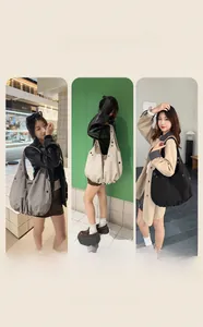 Vue détaillée du grand sac hobo en toile avec boucle métallique réglable et détails plissés