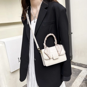 Détail du sac à bandoulière blanc embossé crocodile avec foulard en soie sur la poignée