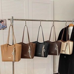 Woven Texture Tote Bag Large Capacity PU Leather Commuter Handbag With Balloon Dog Pendant Chic Daily Office