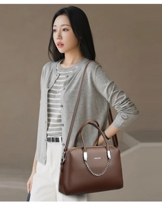 Détail du sac cabas marron motif litchi avec chaîne argentée et double bandoulière