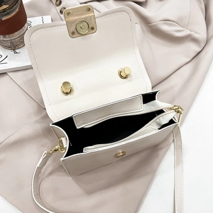 Vue intérieure du sac bandoulière blanc cassé avec fermeture éclair dorée et fermoir aimant