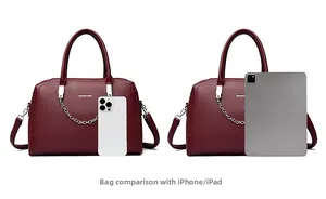 Comparaison de taille du sac à main bordeaux avec un iPad et un smartphone