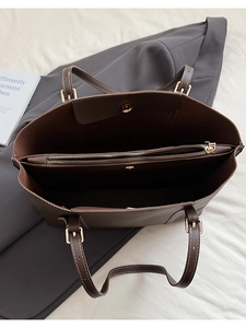 Vista dall'alto degli interni spaziosi con divisorio a zip e chiusura magnetica della borsa