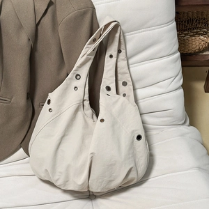 Sac hobo chic en nylon crème avec texture plissée et décorations d'oeillets en métal