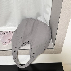 Sac à bandoulière croissant gris en tissu technique avec détails d'œillets métalliques