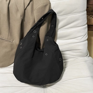Sac à bandoulière demi-lune noir tendance avec œillets métalliques et tissu en nylon