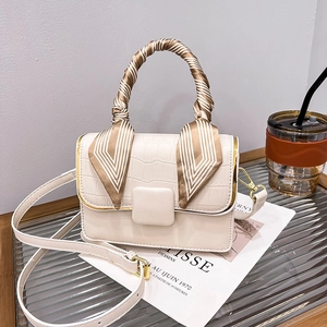 Sac bandoulière beige à motif crocodile avec foulard en soie et finitions dorées