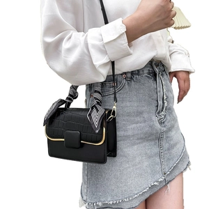 Sac bandoulière noir texture crocodile avec poignée en foulard et fine bandoulière