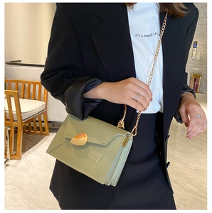 Borsa a tracolla rettangolare verde salvia con catena dorata e chiusura in metallo