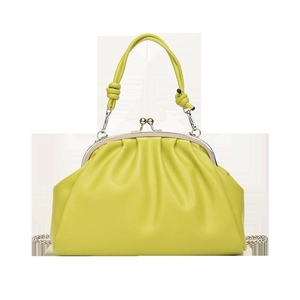 Détail du sac plissé vert néon avec fermoir vintage argenté et bandoulière chaîne