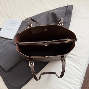 Borsa tote in ecopelle marrone scuro con interno a tre strati e chiusura magnetica