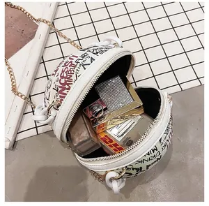 Vue macro montrant l'intérieur spacieux d'un sac sphérique avec imprimé graffiti tendance