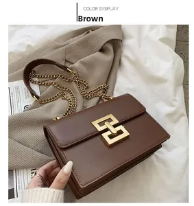 Detailed view of the brown retro shoulder bag with golden chain and geometric metal clasp