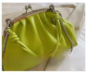 Détail du sac nuage plissé vert fluo avec fermoir argenté et bandoulière en chaîne