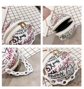 Détails du sac bandoulière sphérique blanc avec graffitis colorés et doubles fermetures éclair dorées