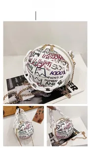 Vue détaillée du sac boule blanc à chaîne avec graffitis colorés et motifs couronne