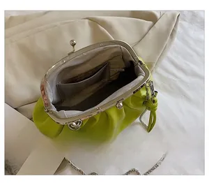 Vue intérieure du sac nuage plissé montrant la doublure grise, la poche et la chaîne