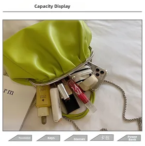 Aperçu de la capacité intérieure du sac nuage plissé vert clair avec rangements