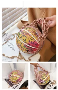 Détail du sac boule en forme de basket avec graffiti et poignée en chaîne rose