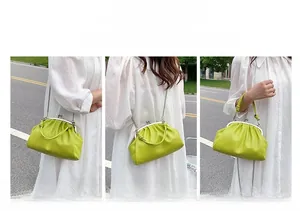 Sac dumpling plissé vert présenté en trois styles porté épaule bandoulière et main