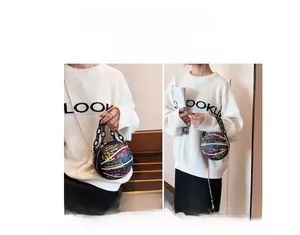Détail du sac à main forme basket avec graffitis, montrant la chaîne et la bandoulière