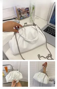 Détail du sac nuage plissé blanc avec fermoir à baiser rétro et poignée en cuir