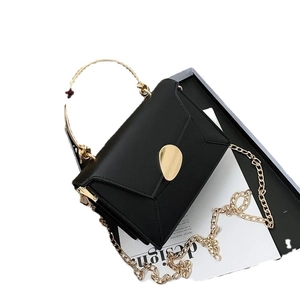 Borsa a tracolla minimalista in ecopelle nera con manico dorato e tracolla a catena
