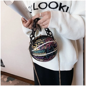 Détail du sac tendance en forme de basket avec graffiti colorés et poignée à chaîne