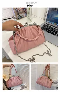 Détail du sac nuage plissé rose avec fermoir en métal vintage et bandoulière chaîne
