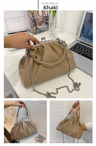 Détail du sac plissé kaki en cuir synthétique texturé avec bandoulière chaîne métal