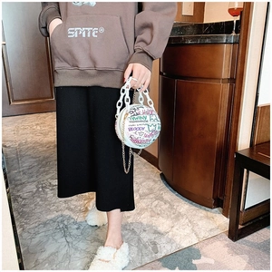 Gros plan du sac sphérique blanc avec graffitis colorés et grosse chaîne tendance