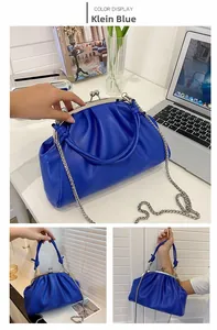Vue détaillée du sac nuage plissé bleu Klein avec fermoir argenté et chaîne métal