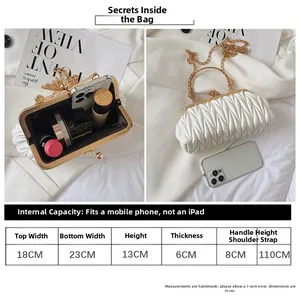 Size chart for quilted shoulder bag showing dimensions and internal storage capacity