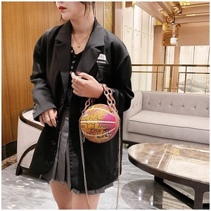 Détail du sac à bandoulière en forme de basket avec imprimé graffiti et chaîne rose