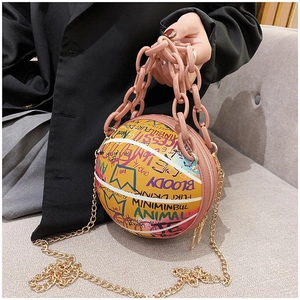 Détail d'un sac à main créatif en forme de basket avec graffiti street art et chaîne rose