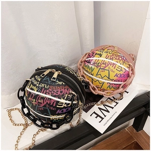 Détails de sacs ronds basket-ball avec imprimés graffiti et lanières à chaîne épaisse
