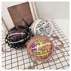 Vue détaillée des sacs à bandoulière basketball graffiti avec chaînes et fermeture éclair
