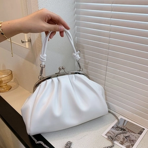 Sac à main blanc froncé style nuage avec fermoir argenté et bandoulière en chaîne