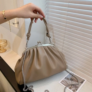 Sac bandoulière plissé chic avec fermoir métallique et bandoulière chaîne amovible