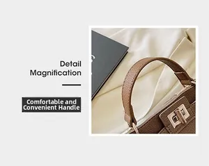 Dettaglio borsa a mano marrone con trama litchi e chiusura girevole in metallo dorato