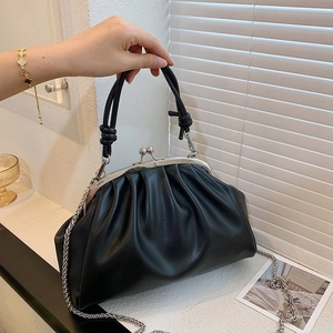 Sac docteur froncé noir avec fermoir argenté et bandoulière en chaîne pour femme