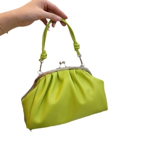 Sac à main plissé vert citron avec cadre métallique rétro et poignée nouée